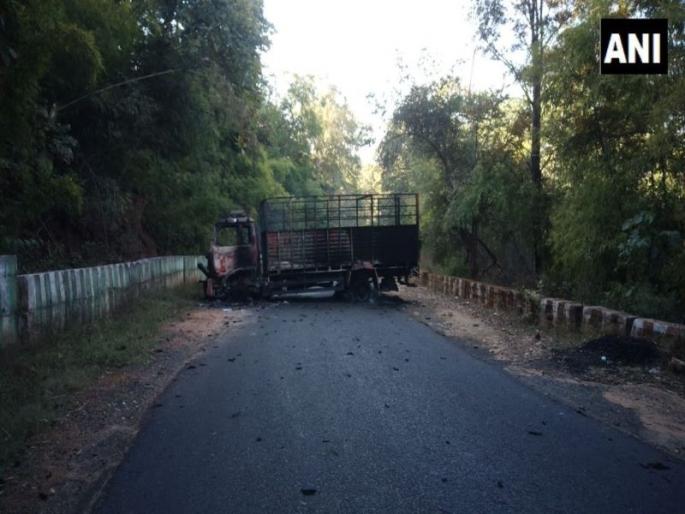 Naxals set ablaze vehicles in Maharashtra's Gadchiroli district | गडचिरोलीत नक्षलवाद्यांनी 6 वाहनांची केली जाळपोळ