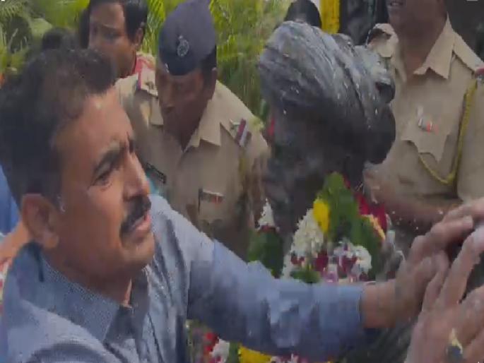 After Minister Chhagan Bhujbal saluted Savitribai Phule the workers of Sharad Pawar group put milk on the statue. | Satara: मंत्री भुजबळांकडून सावित्रीबाई फुलेंना अभिवादन, शरद पवार गटाच्या कार्यकर्त्यांनी घातला पुतळ्यास दुग्धाभिषेक  After Minister Chhagan Bhujbal saluted Savitribai Phule the workers of Sharad Pawar group put milk on the statue. | Satara: मंत्री भुजबळांकडून सावित्रीबाई फुलेंना अभिवादन, शरद पवार गटाच्या कार्यकर्त्यांनी घातला पुतळ्यास दुग्धाभिषेक