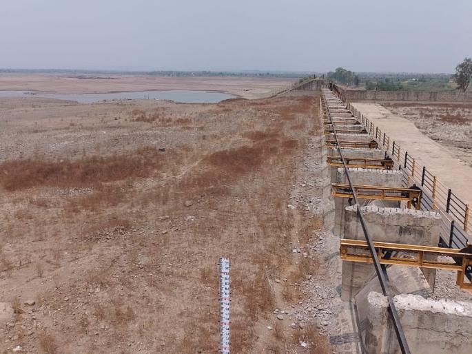Hi only drought No water have to leave the village Zero percent water storage in Nazre dam of Purandar | नुसता दुष्काळ हाय; पाणी नाय, गाव सोडावं लागेल! पुरंदरच्या नाझरे धरणात शून्य टक्के पाणीसाठा Hi only drought No water have to leave the village Zero percent water storage in Nazre dam of Purandar | नुसता दुष्काळ हाय; पाणी नाय, गाव सोडावं लागेल! पुरंदरच्या नाझरे धरणात शून्य टक्के पाणीसाठा