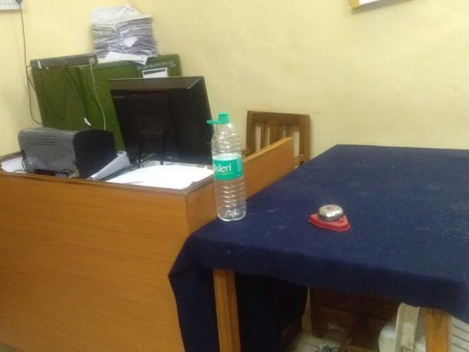 Revenue employees strike; Job loss | महसूल कर्मचारी संपावरच; कामाचा खोळंबा Revenue employees strike; Job loss | महसूल कर्मचारी संपावरच; कामाचा खोळंबा