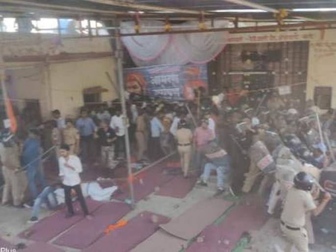 'I gave tea, they beat me' | ‘मी चहा दिला,त्यांनी लाठीमार केला’; जखमी महिलेची आपबीती,गरोदर महिला पोलिसांना वाचविले 'I gave tea, they beat me' | ‘मी चहा दिला,त्यांनी लाठीमार केला’; जखमी महिलेची आपबीती,गरोदर महिला पोलिसांना वाचविले