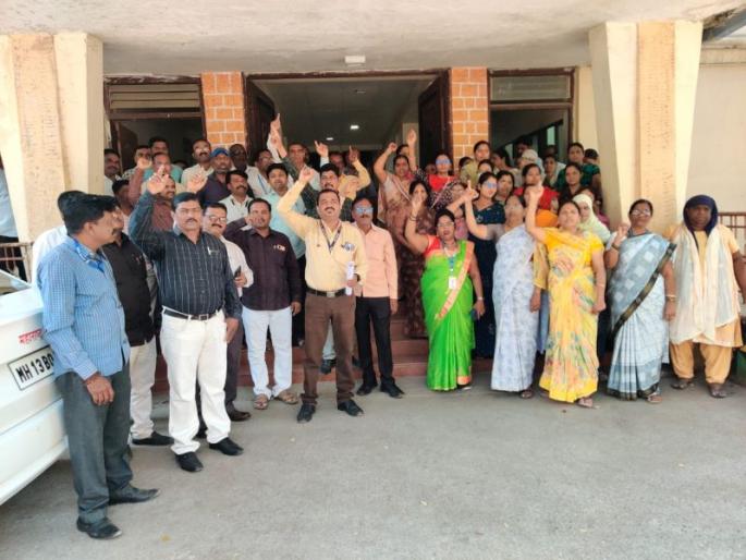 Protest of Zilla Parishad employees in Solapur; Know the real reason | सोलापुरात जिल्हा परिषद कर्मचाऱ्यांचे आंदोलन; जाणून घ्या नेमकं कारण Protest of Zilla Parishad employees in Solapur; Know the real reason | सोलापुरात जिल्हा परिषद कर्मचाऱ्यांचे आंदोलन; जाणून घ्या नेमकं कारण