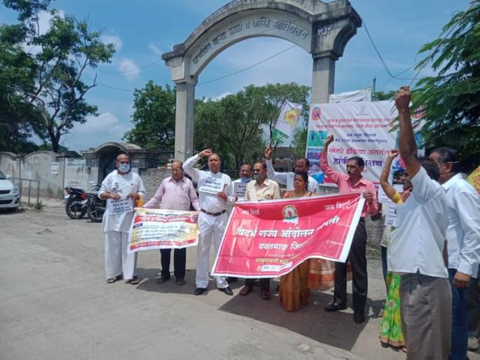 Jail-wide agitation for a separate Vidarbha state; Located by police in yavatmal | वेगळ्या विदर्भ राज्यासाठी जेलभरो आंदोलन; पोलिसांनी केले स्थानबद्ध Jail-wide agitation for a separate Vidarbha state; Located by police in yavatmal | वेगळ्या विदर्भ राज्यासाठी जेलभरो आंदोलन; पोलिसांनी केले स्थानबद्ध