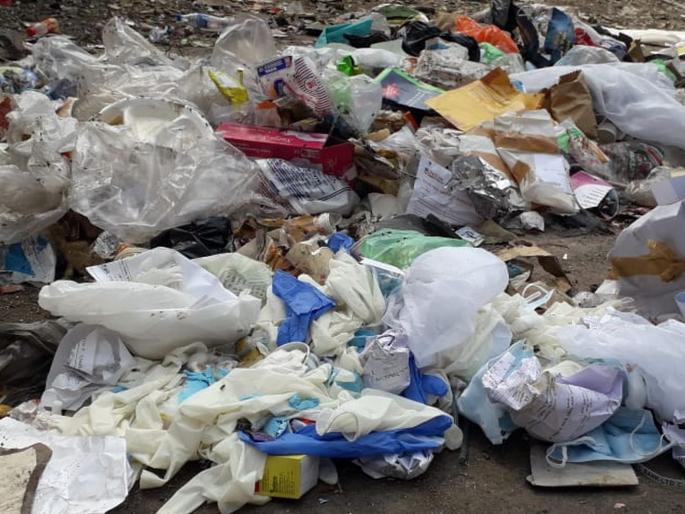 Recovery of fine from doctor who dumps medical waste | मेडीकल वेस्ट उघड्यावर टाकणाऱ्या डॉक्टरकडून दंड वसूल Recovery of fine from doctor who dumps medical waste | मेडीकल वेस्ट उघड्यावर टाकणाऱ्या डॉक्टरकडून दंड वसूल