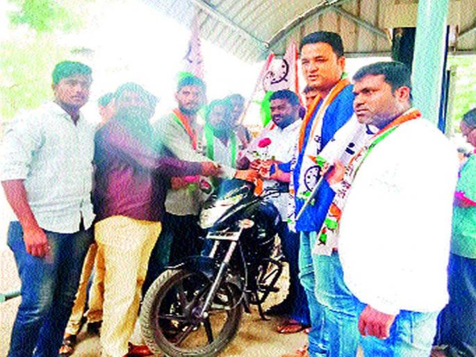Gulab Pushp the drivers who used to fuel the fuel | इंधन भरण्यासाठी आलेल्या वाहनचालकांना गुलाबपुष्प