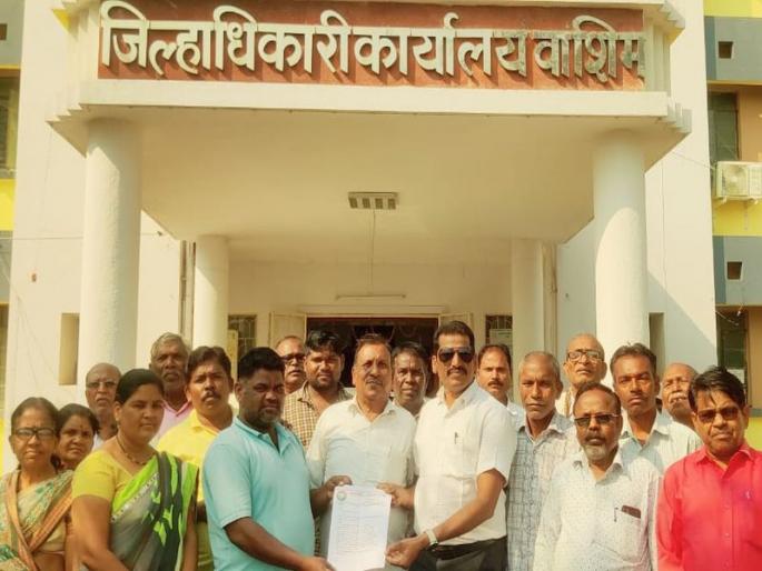 Not getting the fourth installment of the gharkul; Beneficiaries strike at vashim district office | घरकुलाचा चौथा हप्ता मिळेना; लाभार्थींची जिल्हा कचेरीवर धडक Not getting the fourth installment of the gharkul; Beneficiaries strike at vashim district office | घरकुलाचा चौथा हप्ता मिळेना; लाभार्थींची जिल्हा कचेरीवर धडक