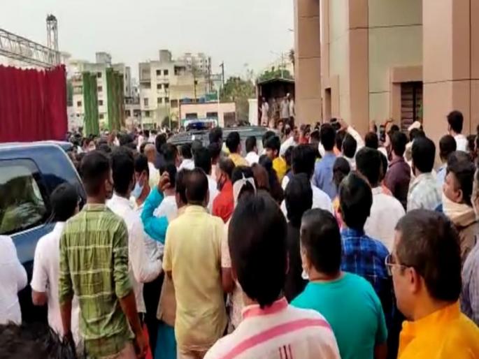 Activists throw slippers, bangles at Devendra Fadnavis's convoy in Pimpri ... | पिंपरीत देवेंद्र फडणवीसांच्या ताफ्यावर राष्ट्रवादीच्या कार्यकत्यांनी फेकल्या चपला, बांगड्या... Activists throw slippers, bangles at Devendra Fadnavis's convoy in Pimpri ... | पिंपरीत देवेंद्र फडणवीसांच्या ताफ्यावर राष्ट्रवादीच्या कार्यकत्यांनी फेकल्या चपला, बांगड्या...