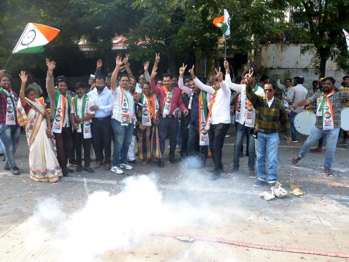 Workers cheer in front of Deshmukh-Kedar's house | देशमुख-केदार यांच्या घरासमोर कार्यकर्त्यांचा जल्लोष Workers cheer in front of Deshmukh-Kedar's house | देशमुख-केदार यांच्या घरासमोर कार्यकर्त्यांचा जल्लोष