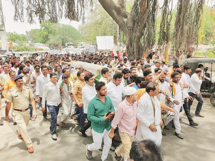 'Narendra ... Devendra, Center of Unemployment'; Nationalist Youth Congress's agitation in Aurangabad | ‘नरेंद्र...देवेंद्र, बेरोजगारीचे केंद्र’; राष्ट्रवादी युवक काँग्रेसने काढली पदव्यांची अंत्ययात्रा 'Narendra ... Devendra, Center of Unemployment'; Nationalist Youth Congress's agitation in Aurangabad | ‘नरेंद्र...देवेंद्र, बेरोजगारीचे केंद्र’; राष्ट्रवादी युवक काँग्रेसने काढली पदव्यांची अंत्ययात्रा