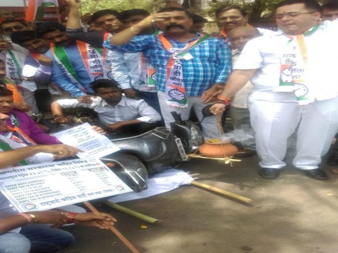 NCP agitation in thane | इंधन दरवाढीच्या विरोधात राष्ट्रवादीचे तिरडी आंदोलन NCP agitation in thane | इंधन दरवाढीच्या विरोधात राष्ट्रवादीचे तिरडी आंदोलन