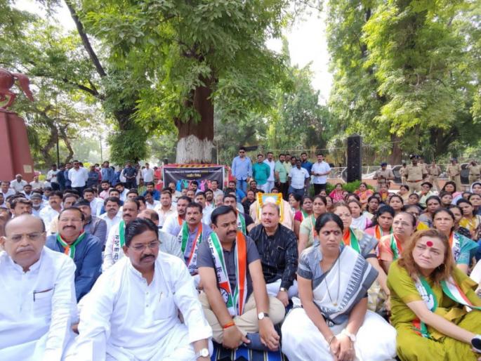 Beating a woman is an incident that tarnishes political culture; NCP's silent protest movement in Pune | महिलेला मारहाण ही राजकीय संस्कृतीला काळिमा फासणारी घटना; पुण्यात राष्ट्रवादीचे मूक निषेध आंदोलन Beating a woman is an incident that tarnishes political culture; NCP's silent protest movement in Pune | महिलेला मारहाण ही राजकीय संस्कृतीला काळिमा फासणारी घटना; पुण्यात राष्ट्रवादीचे मूक निषेध आंदोलन