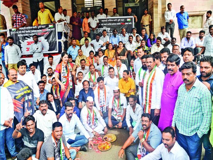 NCP's agitation against villege Resentment in the municipal corporation | समाविष्ट गावांचा महापालिकेत आक्रोश : राष्ट्रवादीचे आंदोलन NCP's agitation against villege Resentment in the municipal corporation | समाविष्ट गावांचा महापालिकेत आक्रोश : राष्ट्रवादीचे आंदोलन