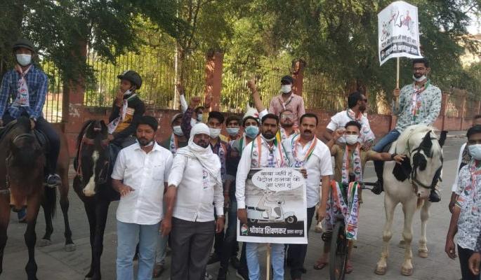 CM's call avoided by Congress, NCP: Agitation without wearing 'mask' | कॉंग्रेस, राष्ट्रवादीकडून मुख्यमंत्र्यांच्या आवाहनाला तिलांजली :  मास्क न घालता आंदोलन  CM's call avoided by Congress, NCP: Agitation without wearing 'mask' | कॉंग्रेस, राष्ट्रवादीकडून मुख्यमंत्र्यांच्या आवाहनाला तिलांजली :  मास्क न घालता आंदोलन