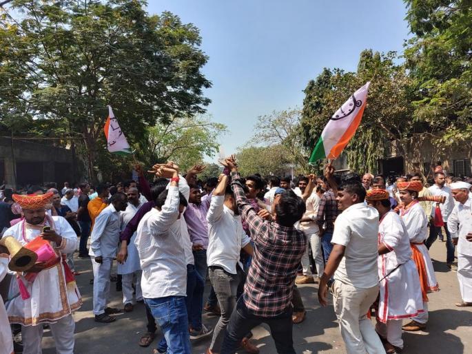 maharashtra vikas aghadi dominating mumbai apmc election | मुंबई कृषी उत्पन्न बाजार समिती निवडणुकीत महाविकास आघाडीचं वर्चस्व  maharashtra vikas aghadi dominating mumbai apmc election | मुंबई कृषी उत्पन्न बाजार समिती निवडणुकीत महाविकास आघाडीचं वर्चस्व