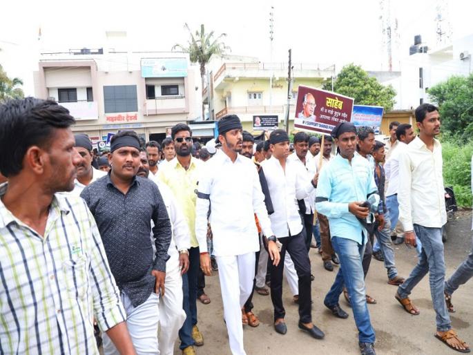 NCP in support of Sharad Pawar in Gevrai; Protests by the government on black stripes | गेवराईत शरद पवारांच्या समर्थनात राष्ट्रवादीचा मोर्चा; काळ्या फिती बांधून सरकारचा निषेध NCP in support of Sharad Pawar in Gevrai; Protests by the government on black stripes | गेवराईत शरद पवारांच्या समर्थनात राष्ट्रवादीचा मोर्चा; काळ्या फिती बांधून सरकारचा निषेध