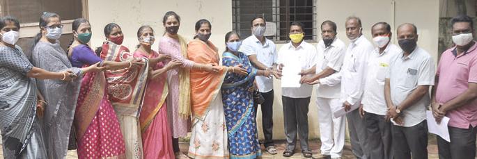 Give the grain on the ration card to the deprived in the town of Gadhinglaj | गडहिंग्लज शहरातील वंचिताना शिधापत्रिकेवरील धान्य द्या