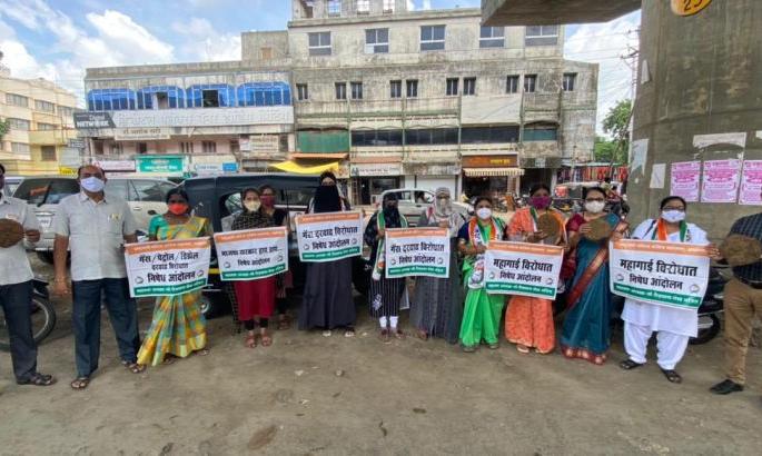 Nationalist Women's Congress agitation against gas prise hike at Akola | पंतप्रधानांना टपालद्वारे पाठविल्या गोवऱ्या; राष्ट्रवादी महिला काँग्रेसचे आंदोलन Nationalist Women's Congress agitation against gas prise hike at Akola | पंतप्रधानांना टपालद्वारे पाठविल्या गोवऱ्या; राष्ट्रवादी महिला काँग्रेसचे आंदोलन