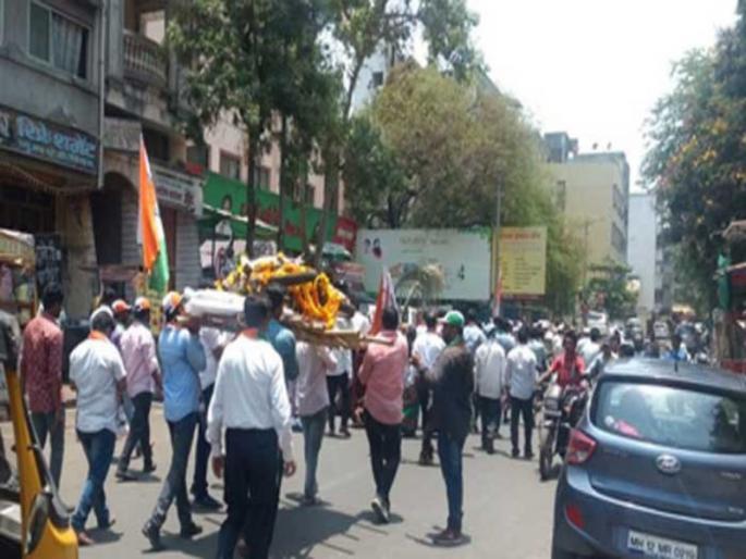 NCP's hike against petrol and diesel price increasing | दुचाकीची अंत्ययात्रा काढून राष्ट्रवादीचे पेट्रोल दरवाढीविरोधात आंदोलन