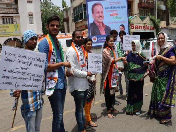 Distribution of sugar by NCP Yuvati Congress before Girish Mahajan's office in Jalgaon | जळगावात गिरीश महाजनांच्या कार्यालयासमोर राष्ट्रवादी युवती काँग्रेसतर्फे साखर वाटप Distribution of sugar by NCP Yuvati Congress before Girish Mahajan's office in Jalgaon | जळगावात गिरीश महाजनांच्या कार्यालयासमोर राष्ट्रवादी युवती काँग्रेसतर्फे साखर वाटप