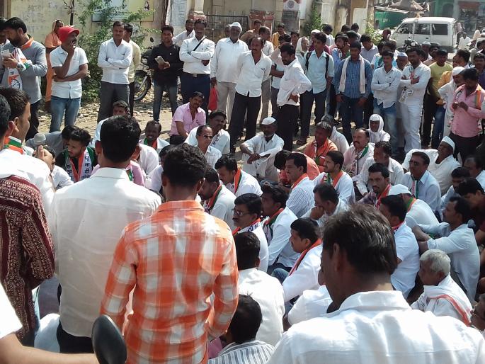 NCP jamakhed attacked on tahsil for the overall debt waiver | सरसकट कर्जमाफीसाठी राष्ट्रवादीचा जामखेड तहसीलवर हल्लाबोल NCP jamakhed attacked on tahsil for the overall debt waiver | सरसकट कर्जमाफीसाठी राष्ट्रवादीचा जामखेड तहसीलवर हल्लाबोल