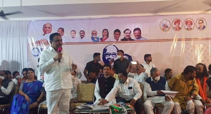 In front of Jayant Patil, Akola NCP's interanal clashesh come forefront | जयंत पाटलांसमोरच चव्हाट्यावर आली जिल्हा राष्ट्रवादीतील धुसफुस In front of Jayant Patil, Akola NCP's interanal clashesh come forefront | जयंत पाटलांसमोरच चव्हाट्यावर आली जिल्हा राष्ट्रवादीतील धुसफुस