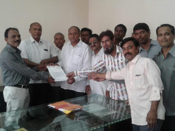 NCP's memorandum to municipal counsil officer | शहरातील मोकाट कुत्र्यांचा बंदोबस्त करा - राष्ट्रवादी काँग्रेसचे निवेदन NCP's memorandum to municipal counsil officer | शहरातील मोकाट कुत्र्यांचा बंदोबस्त करा - राष्ट्रवादी काँग्रेसचे निवेदन