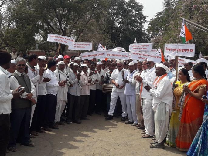 NCP's Front at Sangamner Irrigation Office; The ban is a unique prohibition of the administration | संगमनेर पाटबंधारे कार्यालयावर राष्ट्रवादीचा मोर्चा; भजन म्हणत प्रशासनाचा अनोखा निषेध NCP's Front at Sangamner Irrigation Office; The ban is a unique prohibition of the administration | संगमनेर पाटबंधारे कार्यालयावर राष्ट्रवादीचा मोर्चा; भजन म्हणत प्रशासनाचा अनोखा निषेध