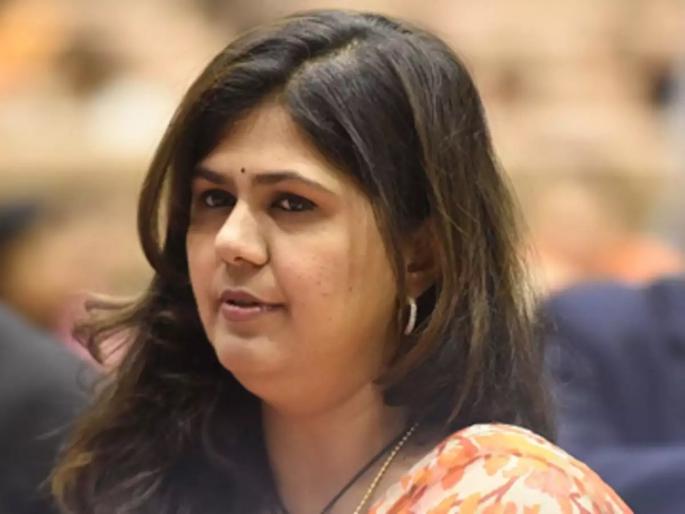 NCP MLA Pankaja Munde throws praise on the program | …जेव्हा राष्ट्रवादीचा आमदार पंकजा मुंडेंवर भर कार्यक्रमात स्तुतिसुमने उधळतो NCP MLA Pankaja Munde throws praise on the program | …जेव्हा राष्ट्रवादीचा आमदार पंकजा मुंडेंवर भर कार्यक्रमात स्तुतिसुमने उधळतो