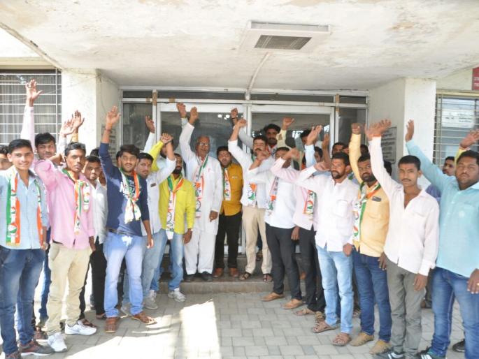 NCP has organized a road block in the office of the construction department | बाह्यवळण रस्त्याच्या दुरुस्तीसाठी राष्ट्रवादीने केले नगरमधील बांधकाम विभागाच्या कार्यालयात आंदोलन NCP has organized a road block in the office of the construction department | बाह्यवळण रस्त्याच्या दुरुस्तीसाठी राष्ट्रवादीने केले नगरमधील बांधकाम विभागाच्या कार्यालयात आंदोलन