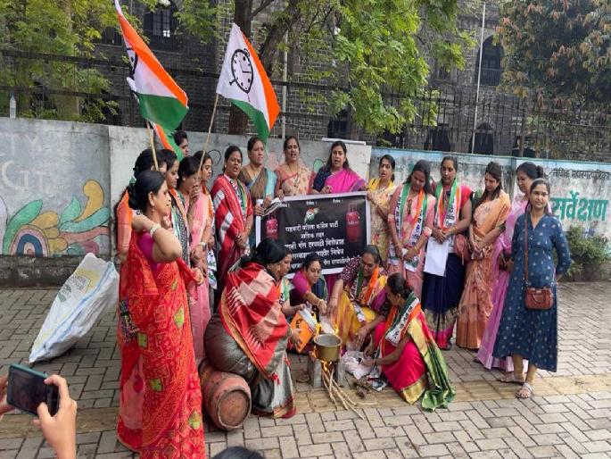 NCP women lit stove cylinders on the pavement, protesting price hike | राष्ट्रवादीच्या महिलांनी फुटपाथवर पेटविली चूल सिलिंडर, दरवाढीचा निषेध NCP women lit stove cylinders on the pavement, protesting price hike | राष्ट्रवादीच्या महिलांनी फुटपाथवर पेटविली चूल सिलिंडर, दरवाढीचा निषेध