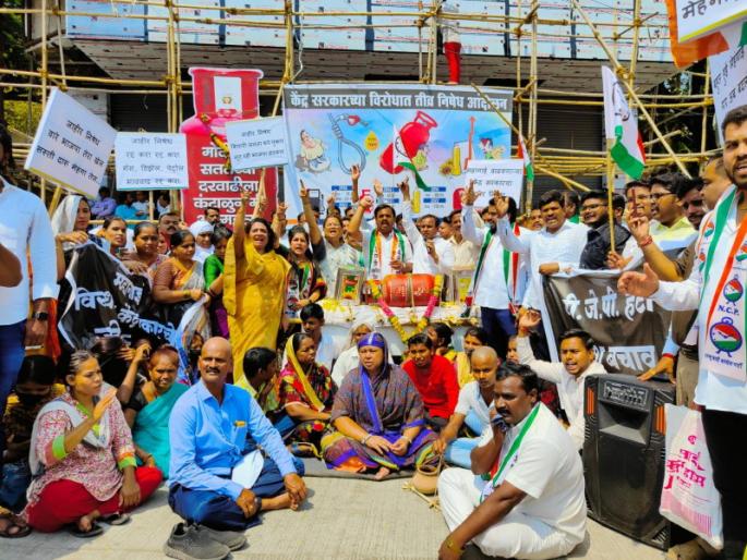 Funeral of gas cylinder against fuel price hike in pune ncp workers shaved their heads in protest | पुण्यात इंधन दरवाढीविरोधात गॅस सिलेंडरची अंत्ययात्रा; राष्ट्रवादीच्या कार्यकर्त्यांनी मुंडन करत नोंदवला निषेध Funeral of gas cylinder against fuel price hike in pune ncp workers shaved their heads in protest | पुण्यात इंधन दरवाढीविरोधात गॅस सिलेंडरची अंत्ययात्रा; राष्ट्रवादीच्या कार्यकर्त्यांनी मुंडन करत नोंदवला निषेध