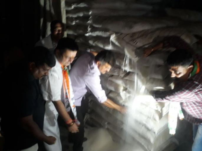 Jitendra Avhad's Protest against Pakistani imported sugar in Dahisar | आमदार जितेंद्र आव्हाडांनी फोडलं पाकिस्तानी साखरेचं गोदाम Jitendra Avhad's Protest against Pakistani imported sugar in Dahisar | आमदार जितेंद्र आव्हाडांनी फोडलं पाकिस्तानी साखरेचं गोदाम