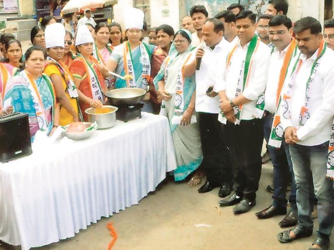 NCP has organized a stir in the city's Delhi Gate to protest against BJP | भाजपाच्या निषेधार्थ राष्ट्रवादीने नगरमधील दिल्लीगेट येथे तळले पकोडे