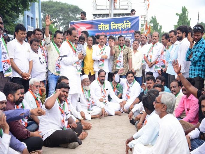 Strong demonstrations of NCP in Parli, call for tomorrow's Bandha | परळीमध्ये राष्ट्रवादीची जोरदार निदर्शने, उद्या बंदची हाक Strong demonstrations of NCP in Parli, call for tomorrow's Bandha | परळीमध्ये राष्ट्रवादीची जोरदार निदर्शने, उद्या बंदची हाक