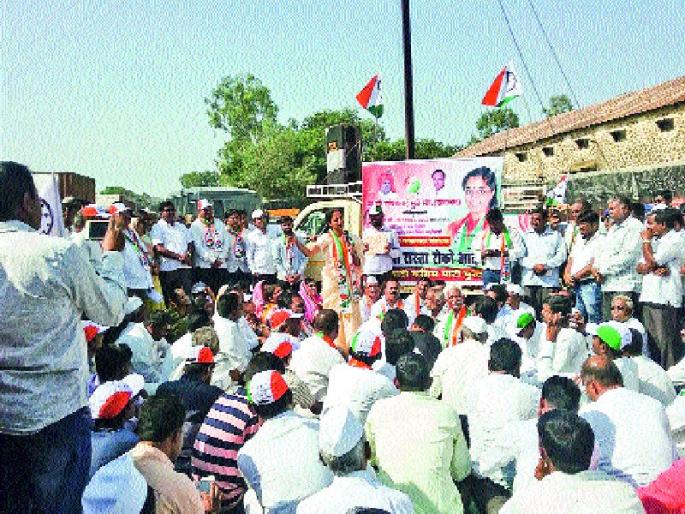 NCP's attack! Movement in Pune district, 'Do you want to do this state, you should step on the top, complete debt waiver' | राष्ट्रवादीचा हल्लाबोल! पुणे जिल्ह्यात आंदोलन, ‘या राज्य शासनाचं करायचं काय, खाली मुंडी वर पाय, संपूर्ण कर्जमाफी झालीच पाहिजे’  NCP's attack! Movement in Pune district, 'Do you want to do this state, you should step on the top, complete debt waiver' | राष्ट्रवादीचा हल्लाबोल! पुणे जिल्ह्यात आंदोलन, ‘या राज्य शासनाचं करायचं काय, खाली मुंडी वर पाय, संपूर्ण कर्जमाफी झालीच पाहिजे’