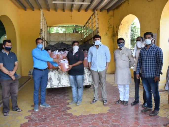 Rohit Pawar sent 'sanitizer' for administration | रोहित पवार यांनी पाठविले प्रशासनासाठी ‘सॅनिटायझर’ Rohit Pawar sent 'sanitizer' for administration | रोहित पवार यांनी पाठविले प्रशासनासाठी ‘सॅनिटायझर’