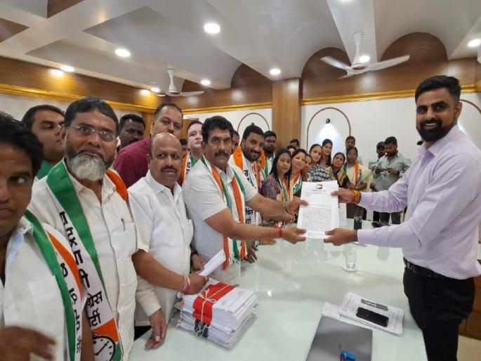 Help farmers, abolish contract recruitment and conduct caste wise census; NCP's statement to the District Collector | शेतकऱ्यांना मदत, कंत्राटी भरती रद्द अन् जातनिहाय जनगणना करा; राष्ट्रवादीचे जिल्हाधिकाऱ्यांना निवेदन Help farmers, abolish contract recruitment and conduct caste wise census; NCP's statement to the District Collector | शेतकऱ्यांना मदत, कंत्राटी भरती रद्द अन् जातनिहाय जनगणना करा; राष्ट्रवादीचे जिल्हाधिकाऱ्यांना निवेदन