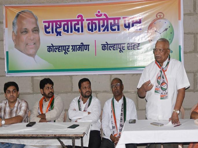 Criticism of Minister Hasan Mushrif at NCP meeting in Kolhapur | बापाला रस्त्यावर आणणाऱ्यांना ठोकण्यासाठी सज्ज राहा, कोल्हापुरातील राष्ट्रवादीच्या बैठकीत कार्यकर्त्यांना आवाहन Criticism of Minister Hasan Mushrif at NCP meeting in Kolhapur | बापाला रस्त्यावर आणणाऱ्यांना ठोकण्यासाठी सज्ज राहा, कोल्हापुरातील राष्ट्रवादीच्या बैठकीत कार्यकर्त्यांना आवाहन