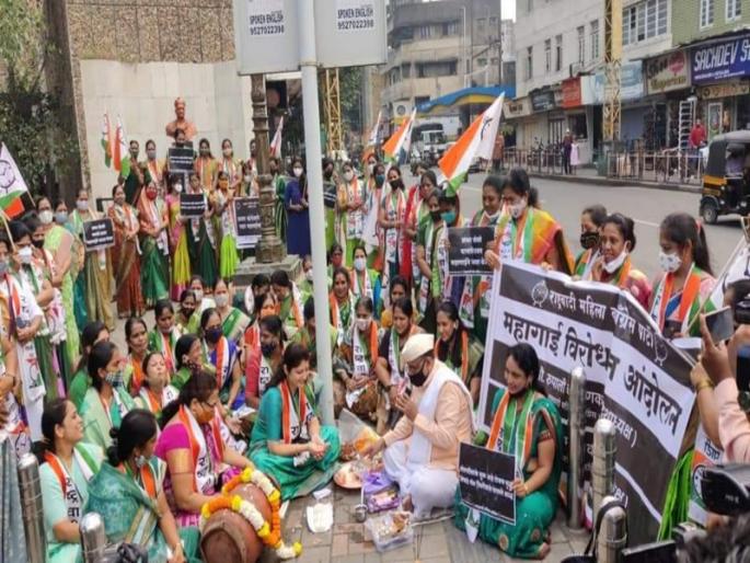ncp women movement oppose central government in pune | पुण्यात राष्ट्रवादीच्या महिलांनी घातले गॅस टाकीचे श्राद्ध ncp women movement oppose central government in pune | पुण्यात राष्ट्रवादीच्या महिलांनी घातले गॅस टाकीचे श्राद्ध