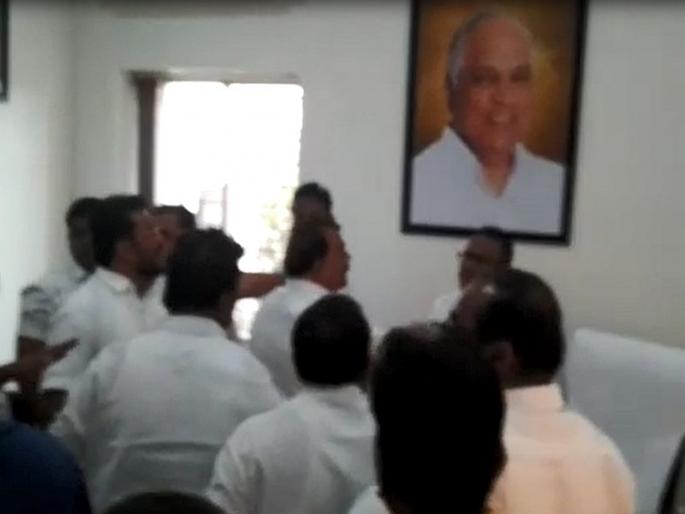 NCP workers fight in front of Jayant Patil | जयंत पाटील यांच्यासमोर राष्ट्रवादीच्या कार्यकर्त्यांमध्ये जुंपली, किरण काळे व जगताप समर्थकांमध्ये बाचाबाची NCP workers fight in front of Jayant Patil | जयंत पाटील यांच्यासमोर राष्ट्रवादीच्या कार्यकर्त्यांमध्ये जुंपली, किरण काळे व जगताप समर्थकांमध्ये बाचाबाची
