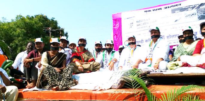 In the Solapur, the Nationalist Congress Party's black bars were built and monolithic protest movement | सोलापूरात राष्ट्रवादीचे तोंडाला काळ्या पट्या बांधून मौनव्रत धरणे आंदोलन  In the Solapur, the Nationalist Congress Party's black bars were built and monolithic protest movement | सोलापूरात राष्ट्रवादीचे तोंडाला काळ्या पट्या बांधून मौनव्रत धरणे आंदोलन