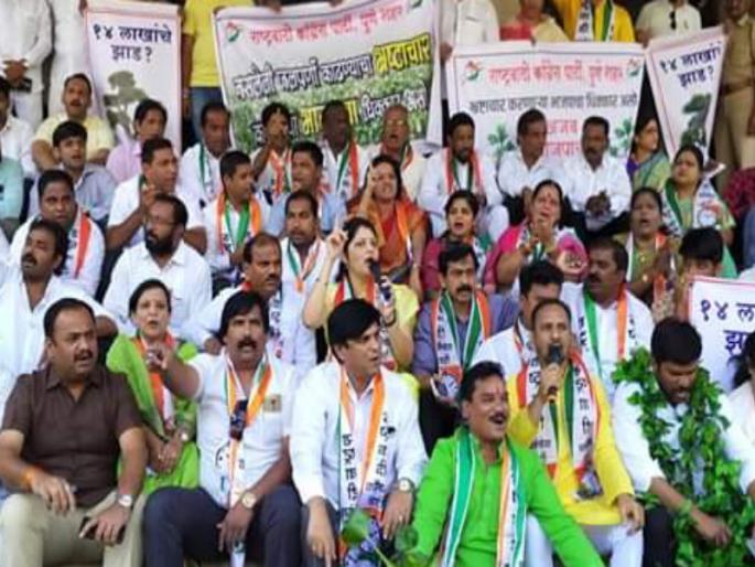 NCP's movement at Pune municipal corporation | सत्ताधाऱ्यांनो पुणेकरांची लूट थांबवा : जलपर्णीच्या निविदेवरून राष्ट्रवादी काँग्रेसचे आंदोलन NCP's movement at Pune municipal corporation | सत्ताधाऱ्यांनो पुणेकरांची लूट थांबवा : जलपर्णीच्या निविदेवरून राष्ट्रवादी काँग्रेसचे आंदोलन