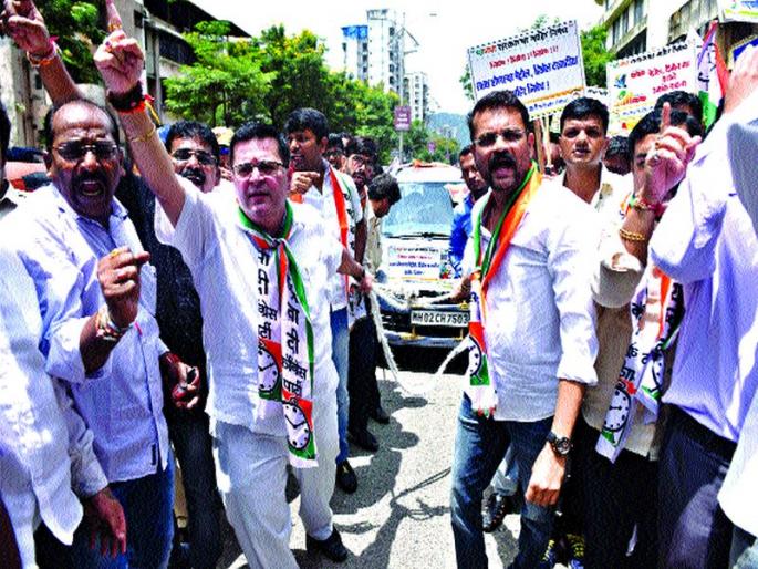 Fuel price hike, protest by NCP | कार खेचून केला इंधन दरवाढीचा निषेध Fuel price hike, protest by NCP | कार खेचून केला इंधन दरवाढीचा निषेध