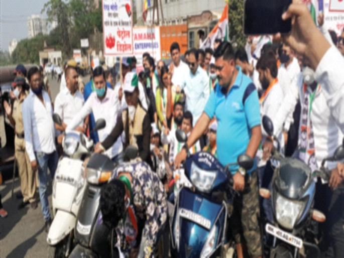 Nationalist Youth Congress blocked the road against fuel price hike | इंधन दरवाढीविरोधात राष्ट्रवादी युवक काँग्रेसने केला रास्ता रोको Nationalist Youth Congress blocked the road against fuel price hike | इंधन दरवाढीविरोधात राष्ट्रवादी युवक काँग्रेसने केला रास्ता रोको