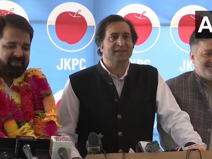Jammu Kashmir : In Kashmir, Farooq Abdullah get shocked by hilal rather, the son of a former minister left the party of national conferance | Jammu Kashmir : काश्मीरच्या राजकारणात मोठा भूकंप, हिलाल रथीर यांचा फारुक अब्दुल्लांना दे धक्का