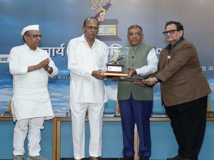 'It is my fortune to receive an award in the name of a great personality like Acharya Atre', senior poet No. wash Mahanor's sentiments | 'आचार्य अत्रे यांच्यासारख्या उत्तुंग व्यक्तिमत्त्वाच्या नावाने पुरस्कार मिळणे हे माझे भाग्य', ज्येष्ठ कवी ना. धों. महानोर यांची भावना 'It is my fortune to receive an award in the name of a great personality like Acharya Atre', senior poet No. wash Mahanor's sentiments | 'आचार्य अत्रे यांच्यासारख्या उत्तुंग व्यक्तिमत्त्वाच्या नावाने पुरस्कार मिळणे हे माझे भाग्य', ज्येष्ठ कवी ना. धों. महानोर यांची भावना