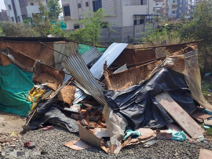 Storm turns fatal at Nagpur, Husband and wife died after tin shed fell on their heads | वादळ जीवघेणे; पती-पत्नीचा डोक्यावर ‘टिन’ पडून मृत्यू Storm turns fatal at Nagpur, Husband and wife died after tin shed fell on their heads | वादळ जीवघेणे; पती-पत्नीचा डोक्यावर ‘टिन’ पडून मृत्यू