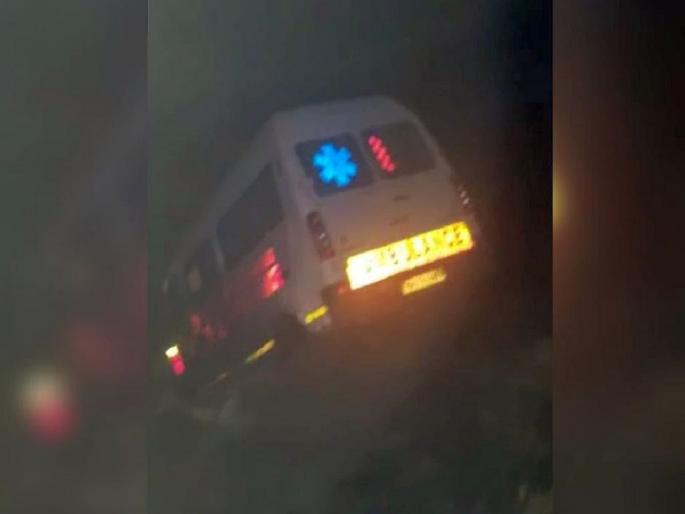 Government ambulance in pit due to drunk driver, disaster averted as there was no patient | मद्यधुंद चालकामुळे शासकीय रुग्णवाहिका खड्ड्यात Government ambulance in pit due to drunk driver, disaster averted as there was no patient | मद्यधुंद चालकामुळे शासकीय रुग्णवाहिका खड्ड्यात