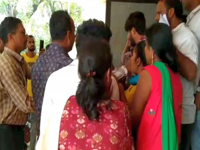 Contractual Medical Employees Agitation Against Officials in State Labor Insurance Hospital | अधिकारी पैसे मागत असल्याच्या कारणावरून कर्मचाऱ्यांचा राडा; कामगार विमा रुग्णालयात गोंधळ Contractual Medical Employees Agitation Against Officials in State Labor Insurance Hospital | अधिकारी पैसे मागत असल्याच्या कारणावरून कर्मचाऱ्यांचा राडा; कामगार विमा रुग्णालयात गोंधळ