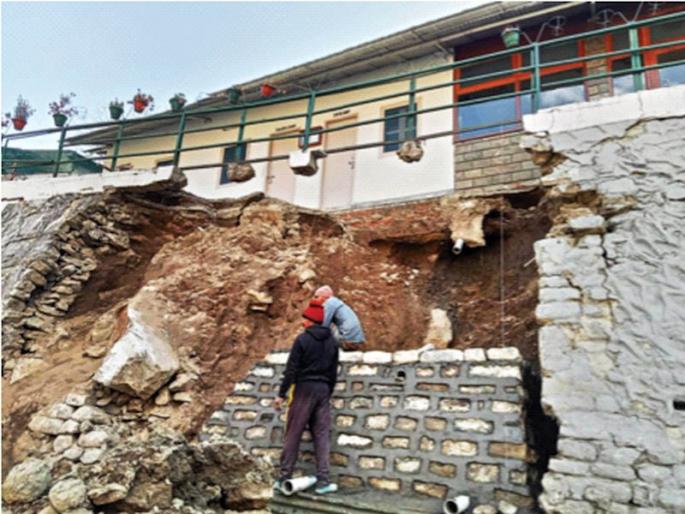 Hotels are standing, citizens' lives are on the streets; Demolition in Joshi Matha stopped | हॉटेल्स उभीच, नागरिकांचा संसार रस्त्यावर; जोशी मठामधील पाडकाम थांबवले Hotels are standing, citizens' lives are on the streets; Demolition in Joshi Matha stopped | हॉटेल्स उभीच, नागरिकांचा संसार रस्त्यावर; जोशी मठामधील पाडकाम थांबवले
